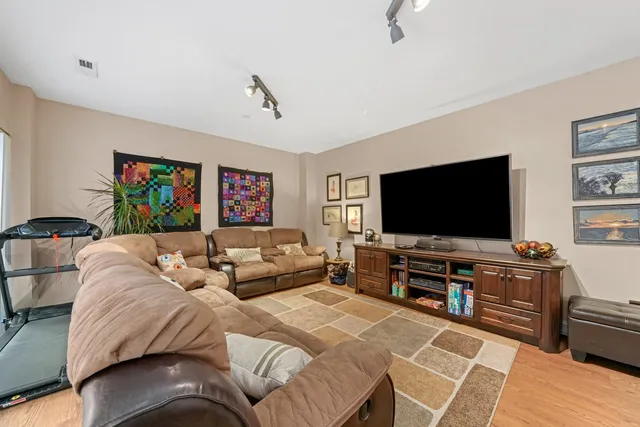 $2,995 | 3922 Wehrman Avenue, Unit 3922, Schiller Park, IL 60176