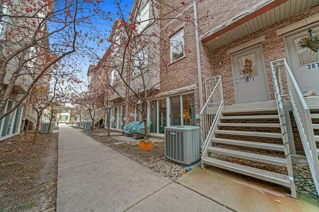 $2,995 | 3922 Wehrman Avenue, Unit 3922, Schiller Park, IL 60176