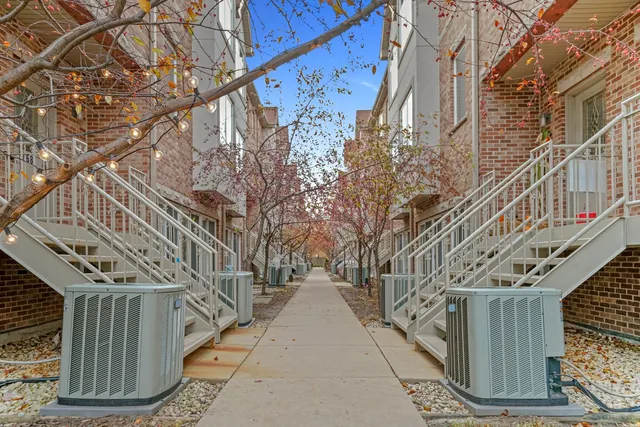 $2,995 | 3922 Wehrman Avenue, Unit 3922, Schiller Park, IL 60176