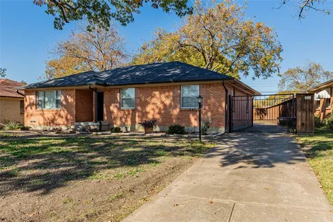a view of a house with backyard