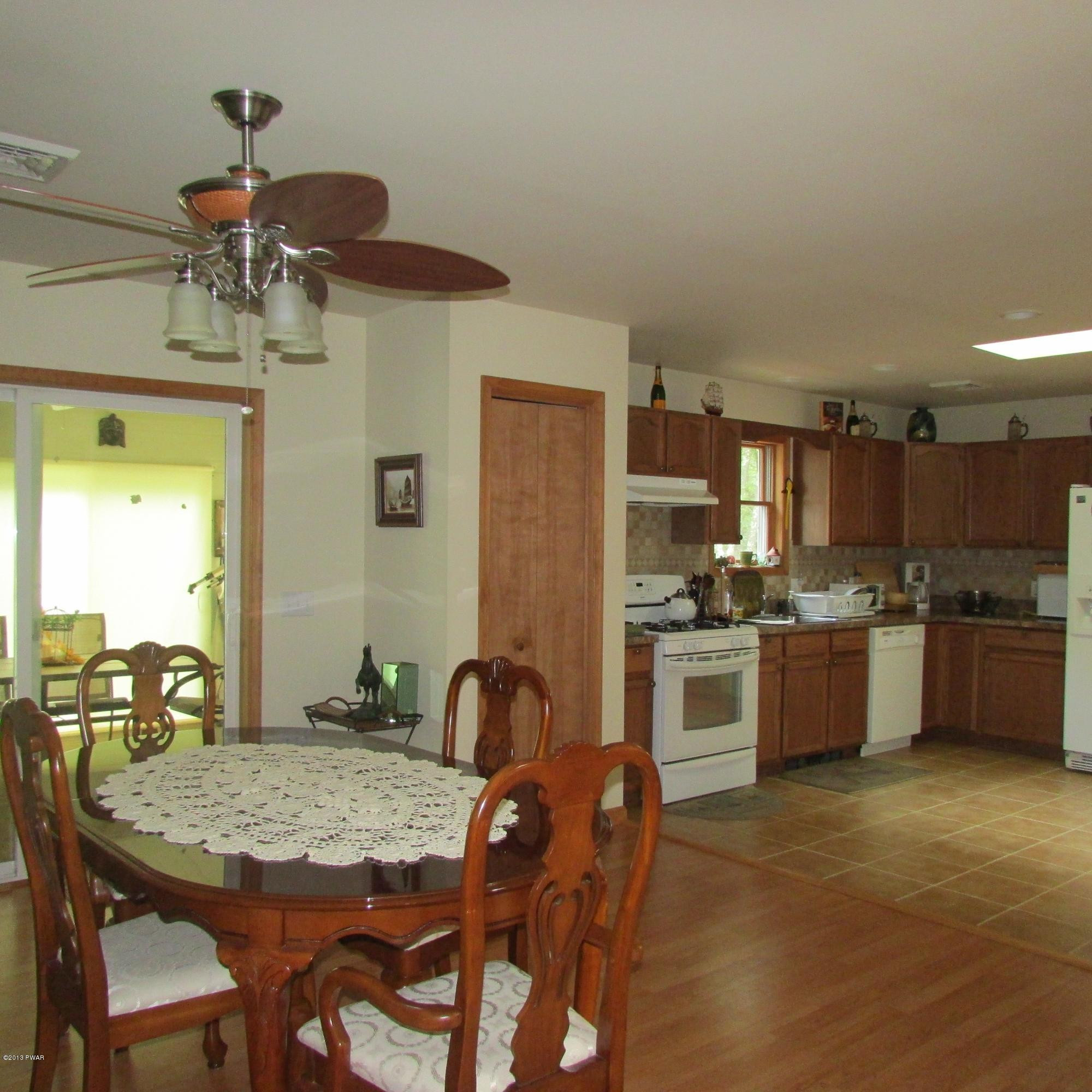 2140 Oaktree Lane Bushkill, PA 18324 - Photo 9 of 27