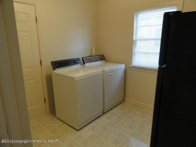 4002 South Jackson Street Amarillo, TX 79110 - Photo 5 of 9 a utility room with dryer and washer
