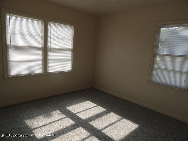 4002 South Jackson Street Amarillo, TX 79110 - Photo 7 of 9 an empty room with a window