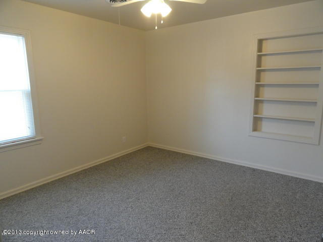 4002 South Jackson Street Amarillo, TX 79110 - Photo 8 of 9 an empty room with a empty space and a window
