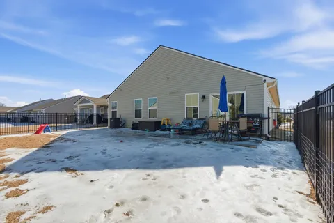 a view of a house with backyard