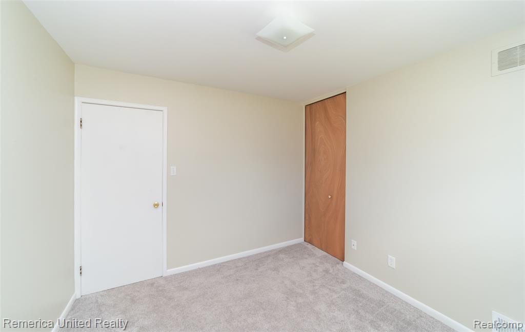 945 North Commerce Road Commerce Township, MI 48382 - Photo 27 of 59