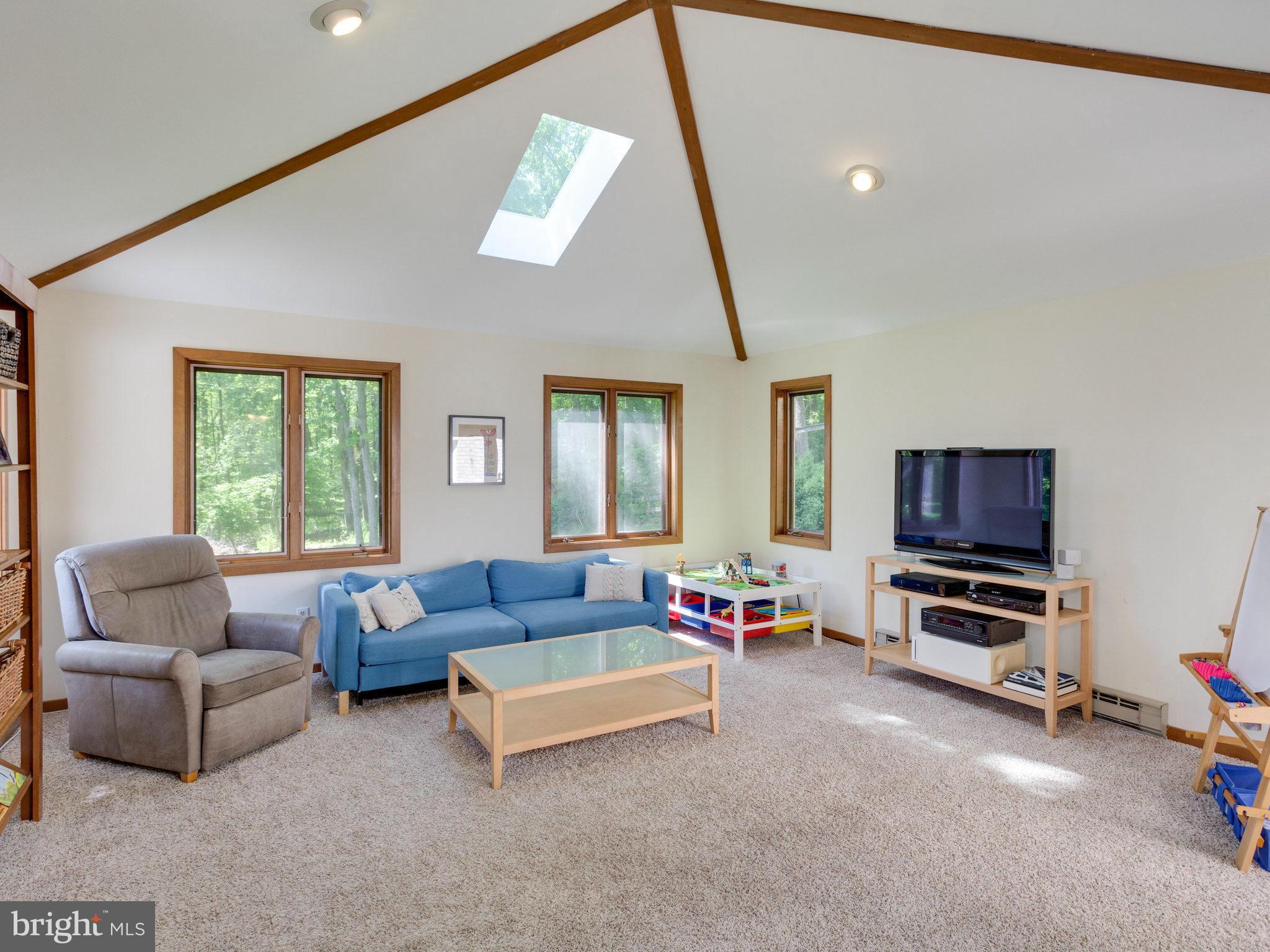 11421 Vale Road Oakton, VA 22124 - Photo 3 of 25 Enormous Family Rm w Vaulted Ceiling.