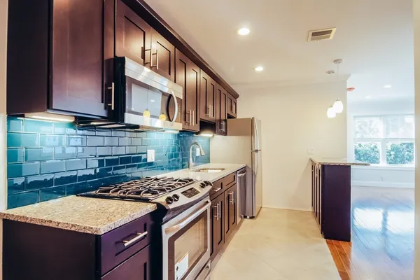$3,950 | 108 Maverick Street, Unit 4, Boston, MA 02128