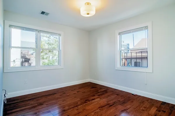 $3,950 | 108 Maverick Street, Unit 4, Boston, MA 02128