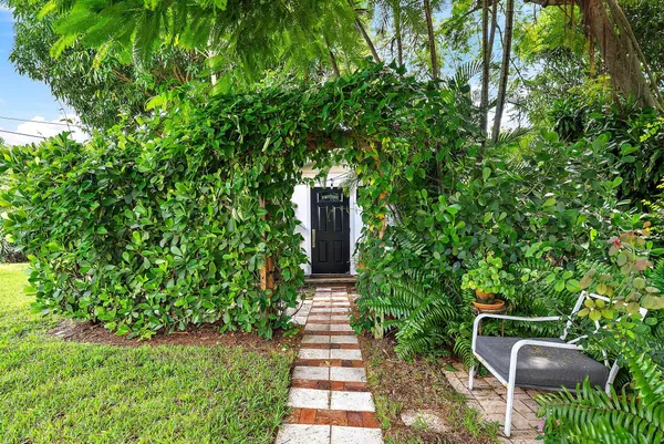 $1,400 | 328 Hawthorne Drive, Lake Park, FL 33403