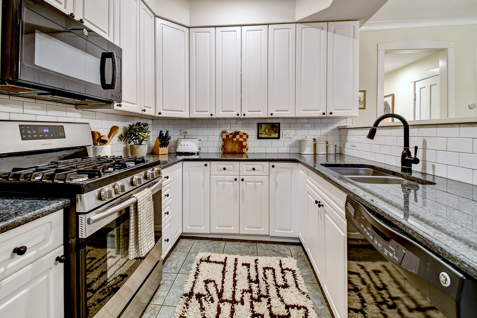 1447 West Warner Avenue, Unit 2W Chicago, IL 60613 - Photo 6 of 27