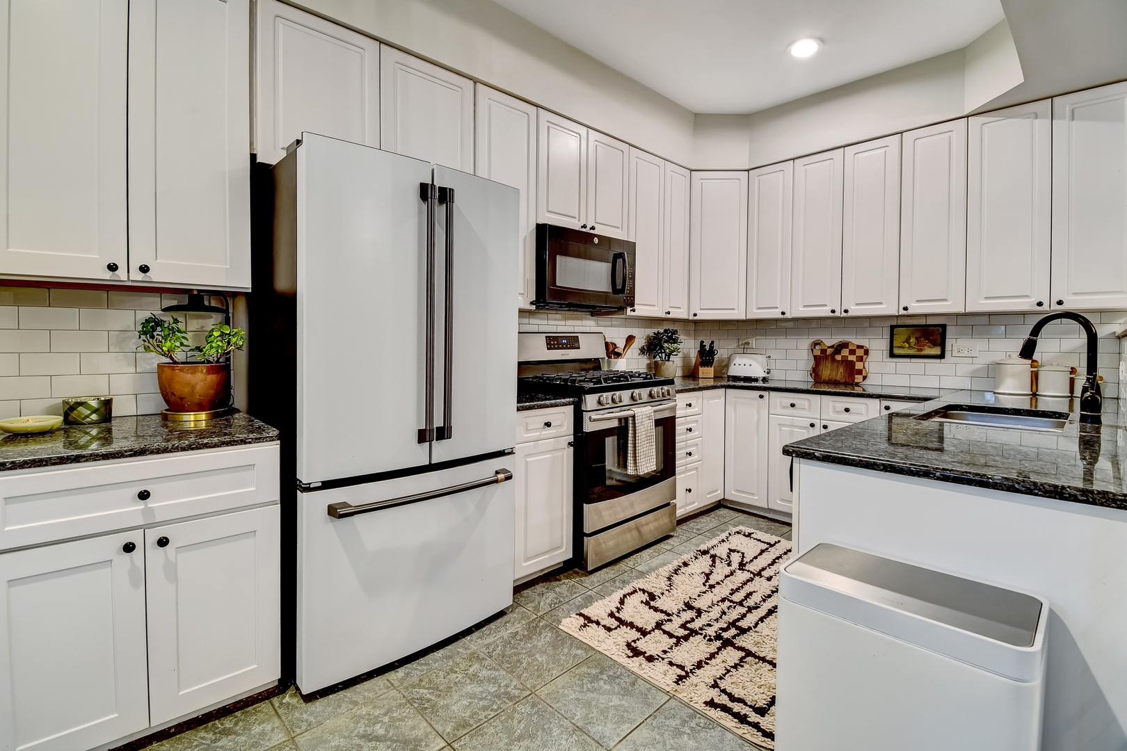 1447 West Warner Avenue, Unit 2W Chicago, IL 60613 - Photo 7 of 27