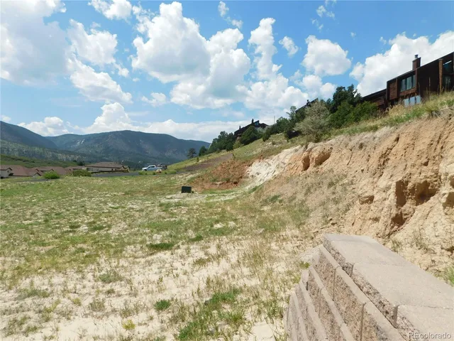 a view of a lake with houses in back