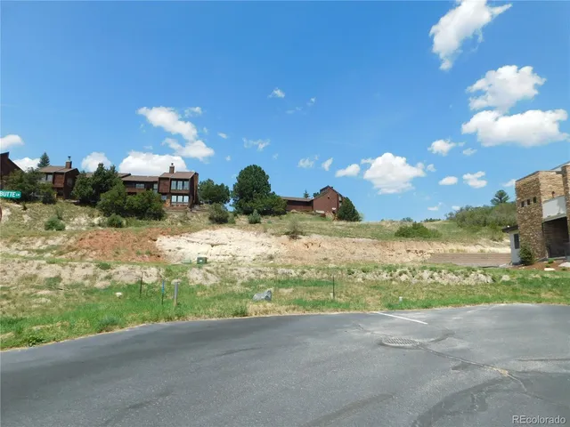 a view of a yard with a house