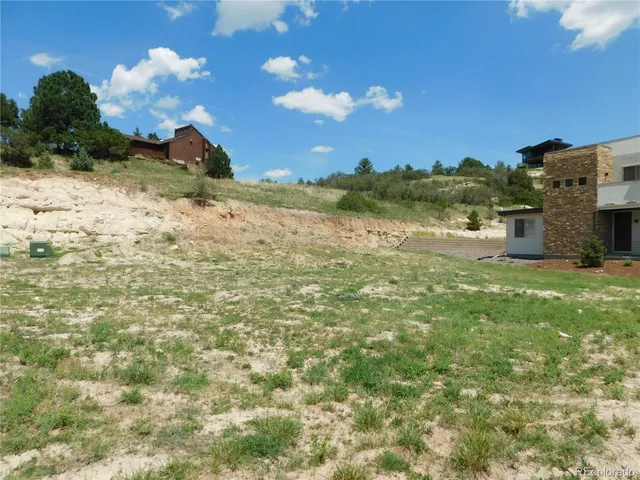 a view of a yard with a house