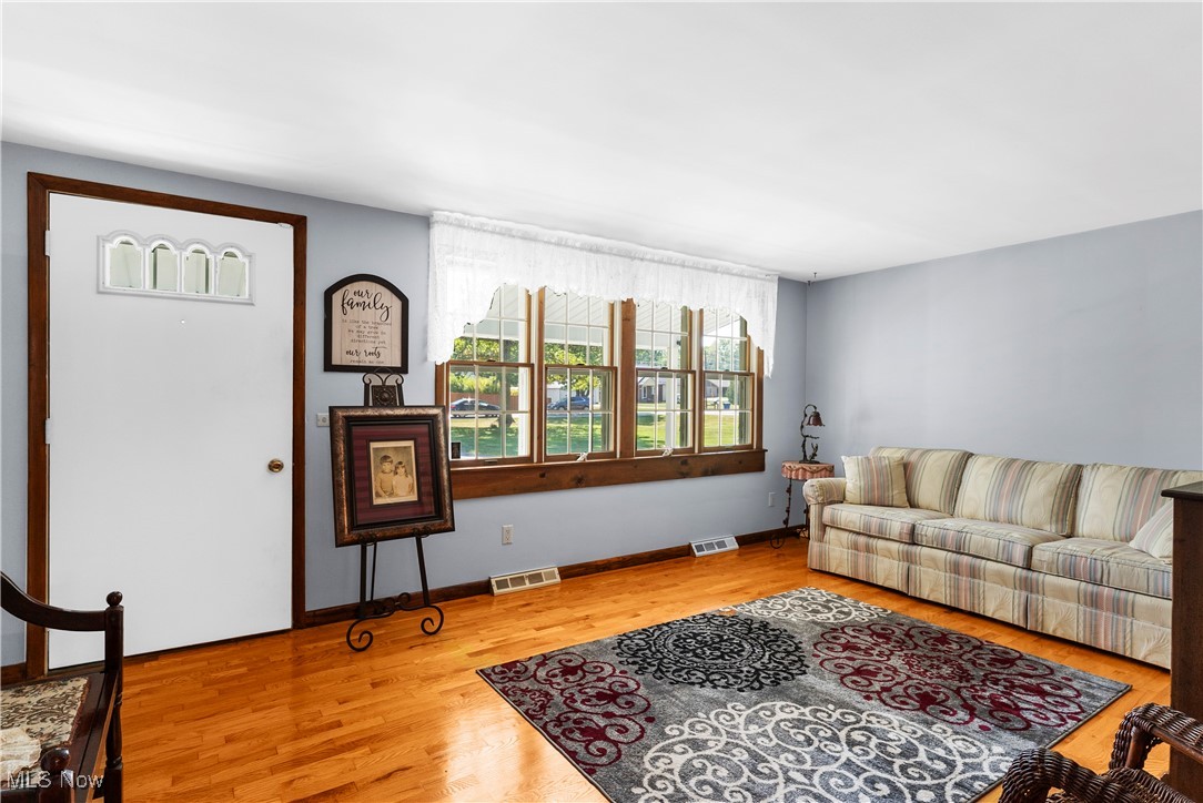 1757 East County Line Road Mineral Ridge, OH 44440 - Photo 18 of 40 Living room