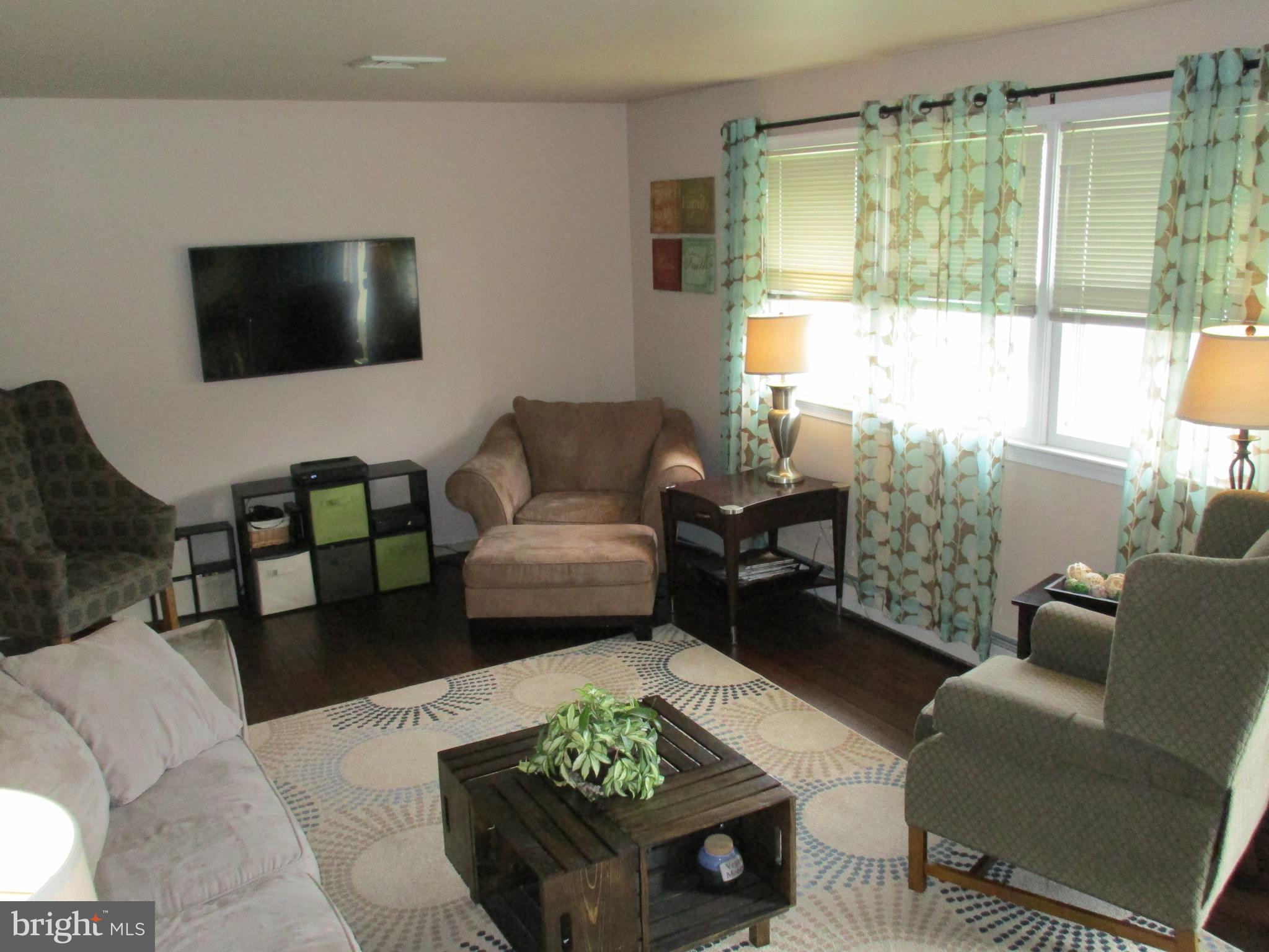 123 Rutgers Road Pennsville, NJ 08070 - Photo 4 of 36 Living Room with Triple Front Window