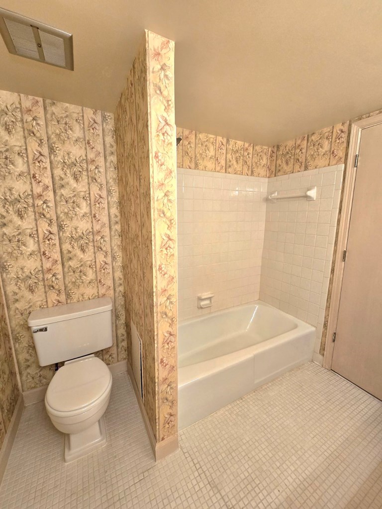 6851 Roswell Road Sandy Springs, GA 30328 - Photo 17 of 19 a bathroom with a toilet and a bathtub