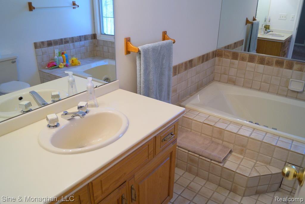 1334 Hathaway Rising Rochester, MI 48306 - Photo 25 of 36 Upper hall bath