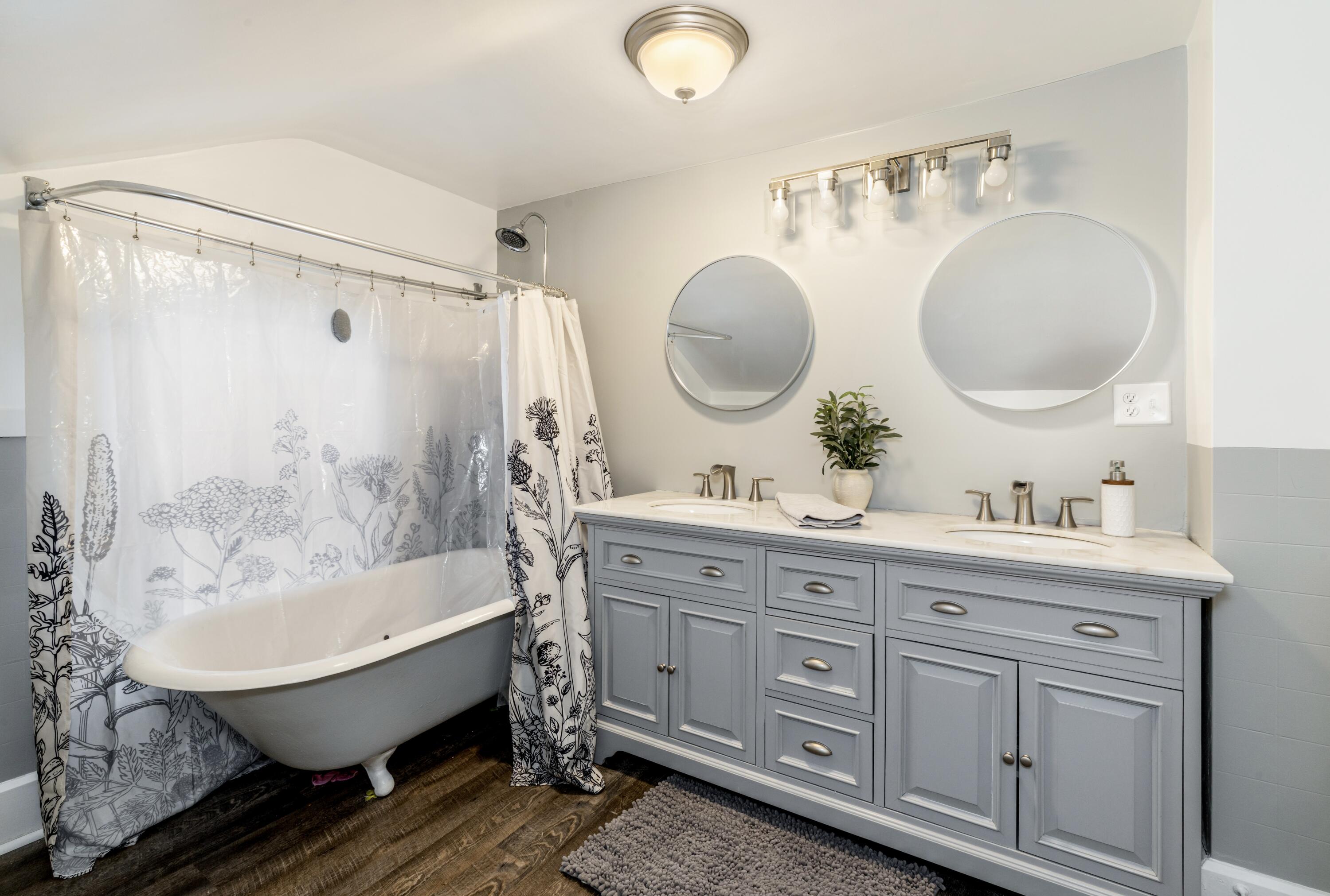1931 Quincy Avenue Racine, WI 53403 - Photo 8 of 15 Full Bath