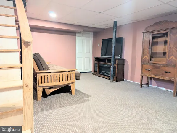 a view of livingroom with furniture