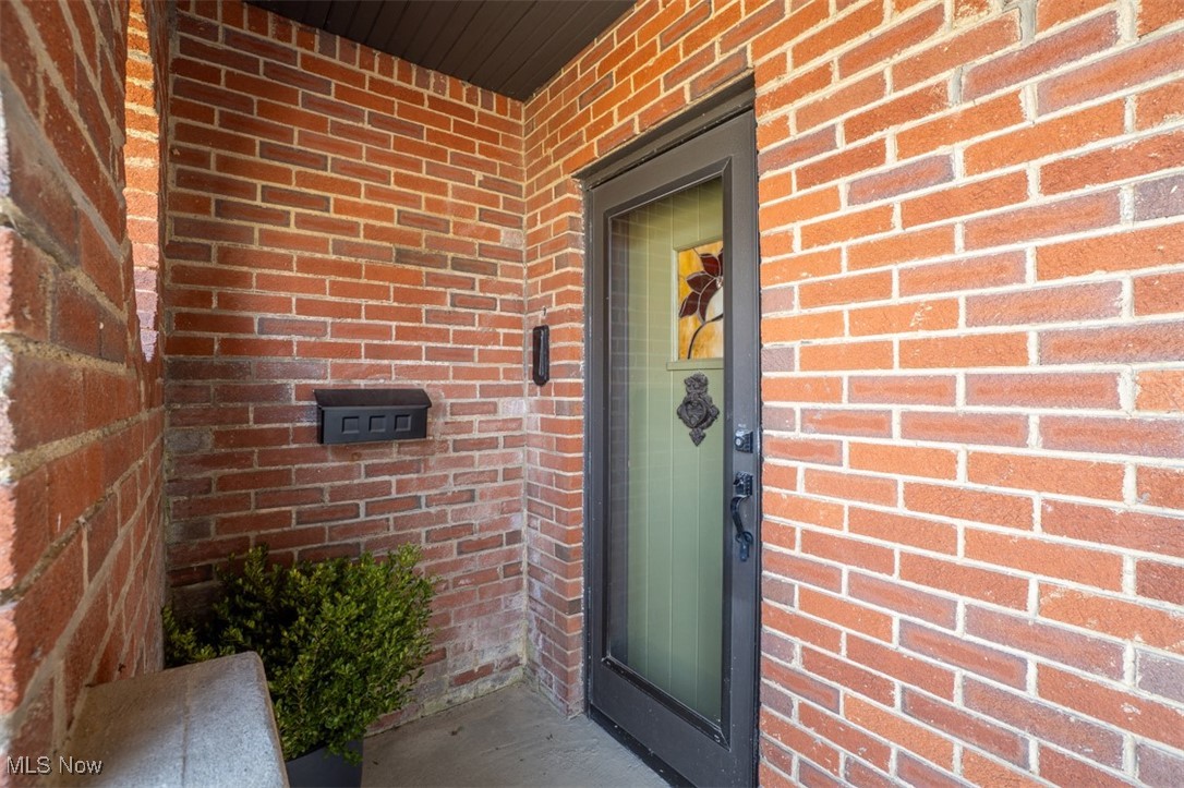 2364 Queenston Road Cleveland, OH 44118 - Photo 2 of 32 Gallery Image 2