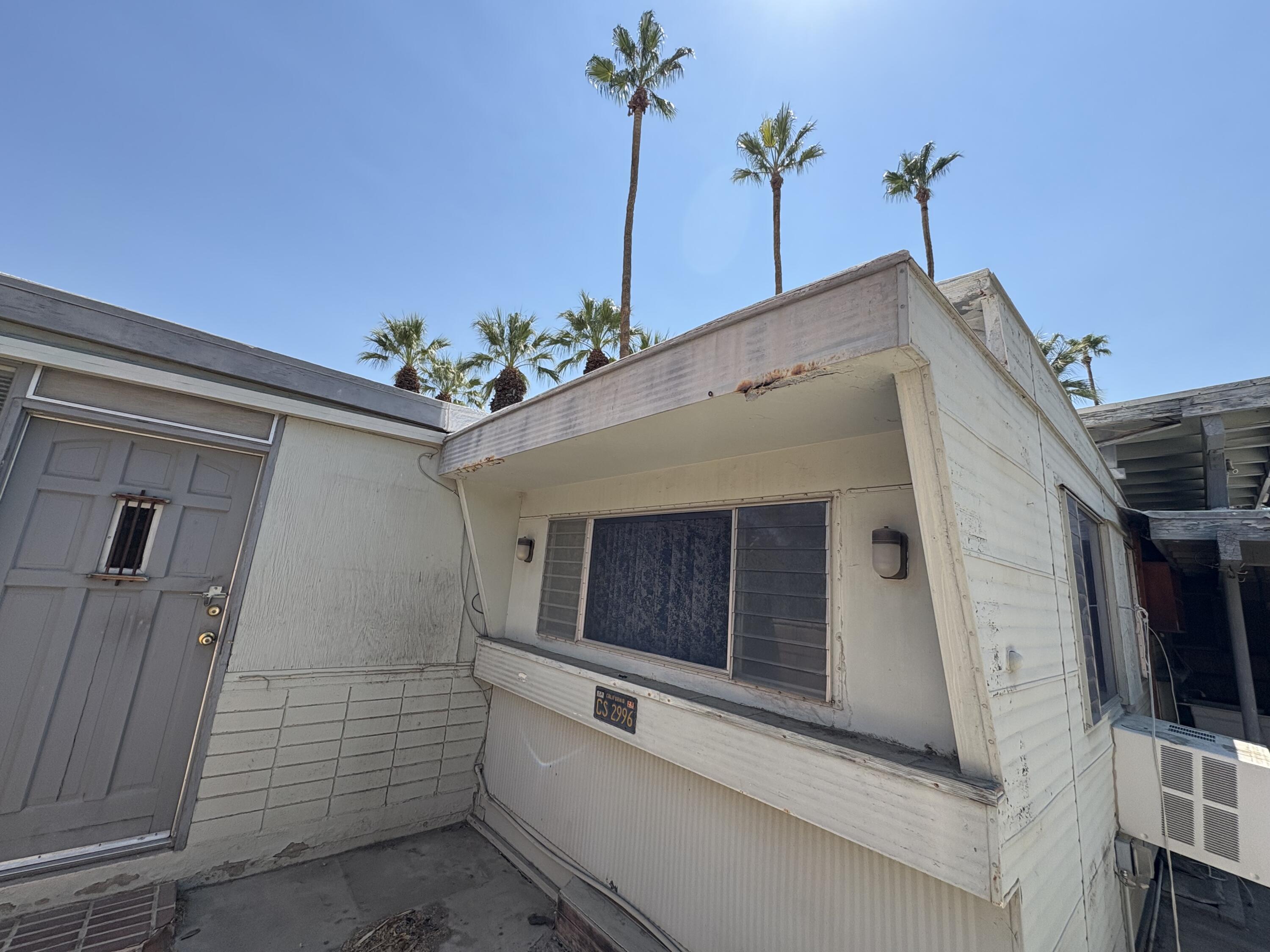 70260 Highway 111, Unit 148 Rancho Mirage, CA 92270 - Photo 33 of 36 a potted plant sitting on the side of a building