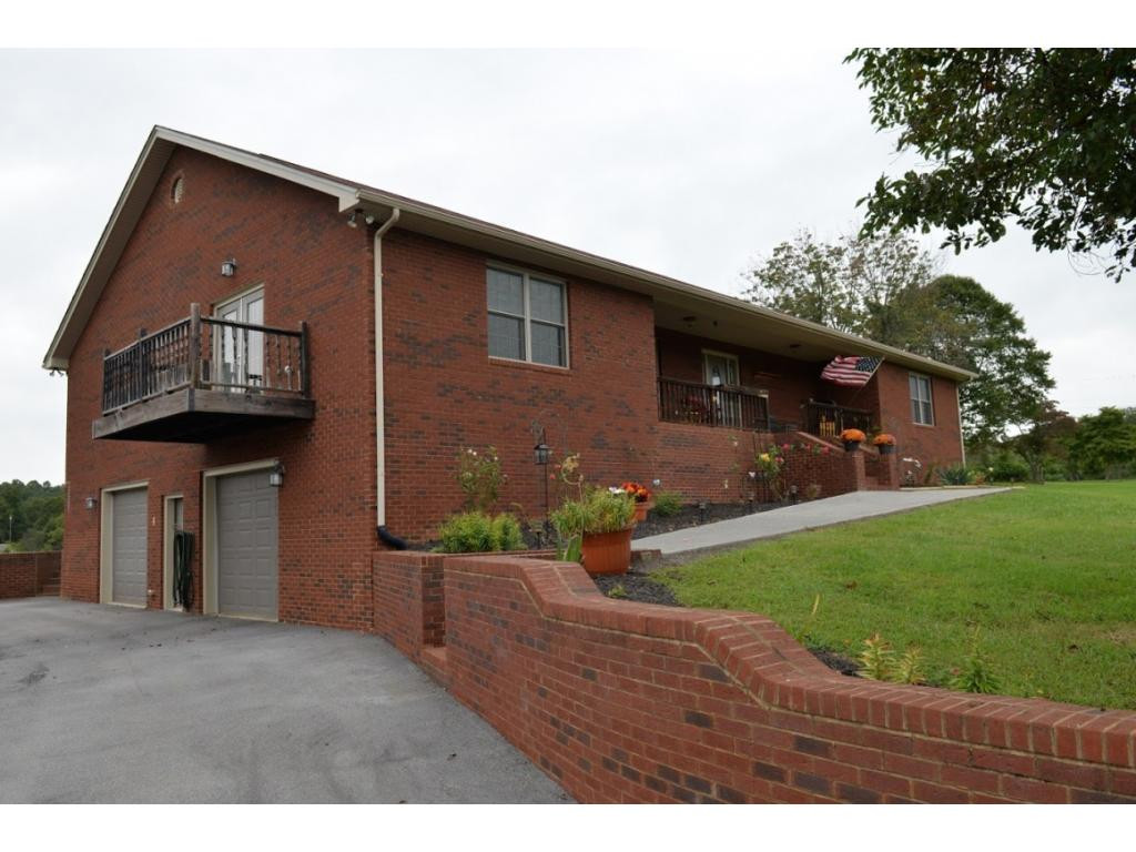 670 Dunlap Road Kingsport, TN 37663 - Photo 2 of 36 Like New Brick Ranch