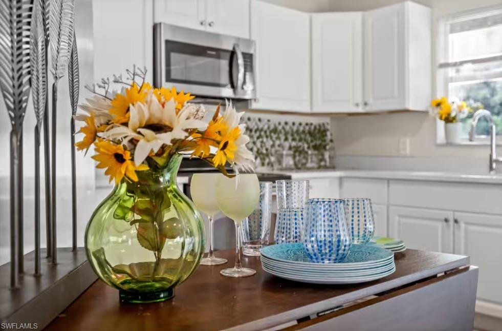 2715 Lee Street Punta Gorda, FL 33950 - Photo 15 of 50 a table with a vase and a vase on it