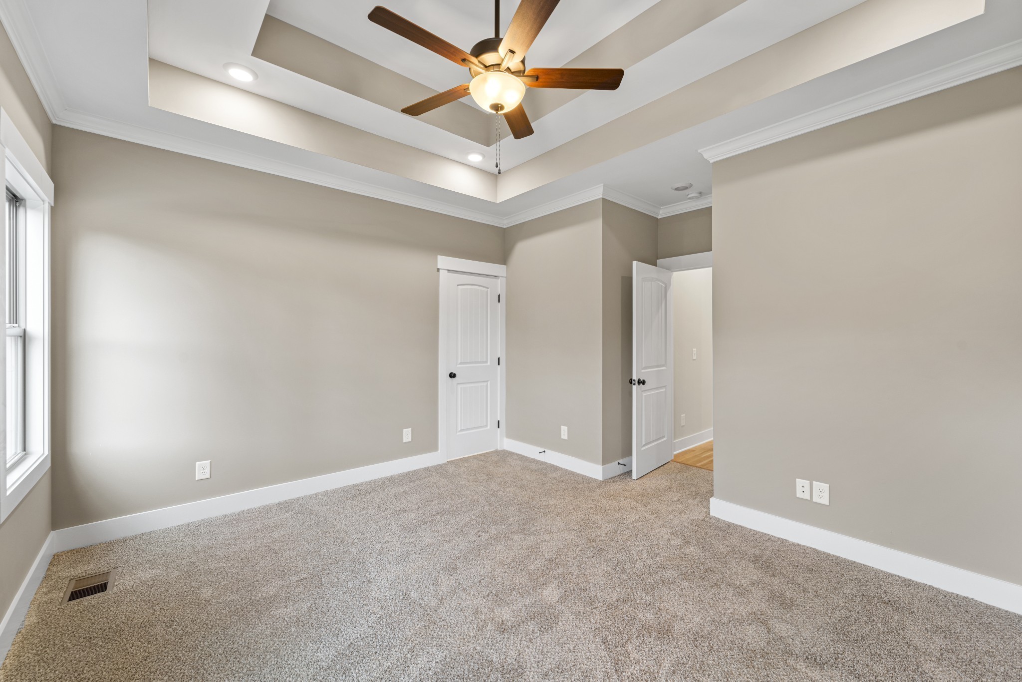 5751 Lakeview Road Springfield, TN 37172 - Photo 13 of 28 an empty room with closet and a chandelier fan
