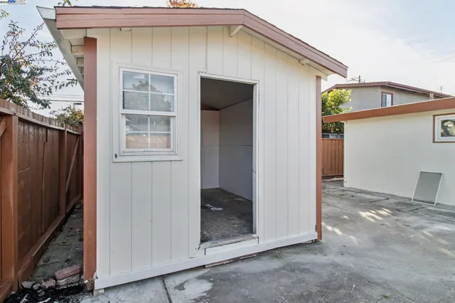 a view of entryway front of house