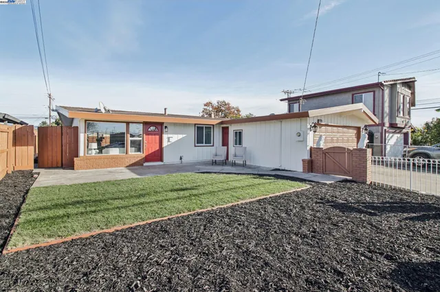 a view of a house with backyard and porch