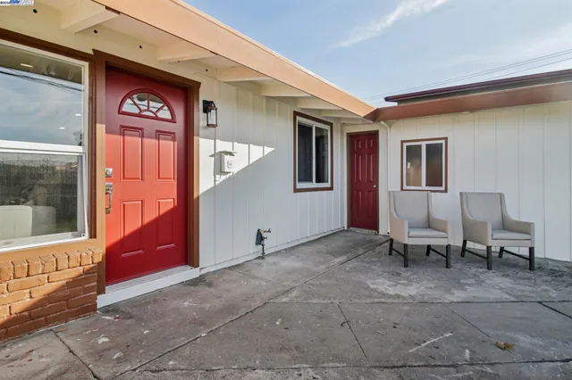 a view of an entryway with a door