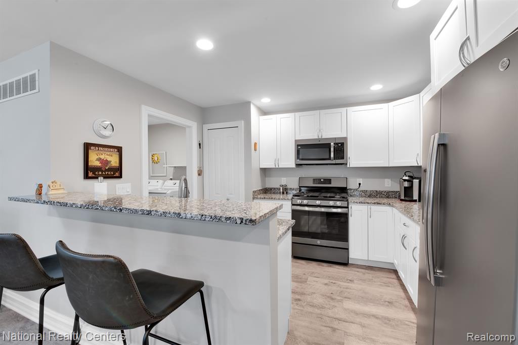 808 Chelsea Ridge Court, Unit 22 Howell, MI 48843 - Photo 8 of 26