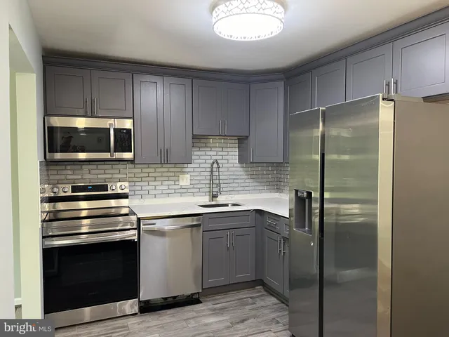 $305,000 | 9730 Kingsbridge Drive, Unit 202, Fairfax, VA 22031