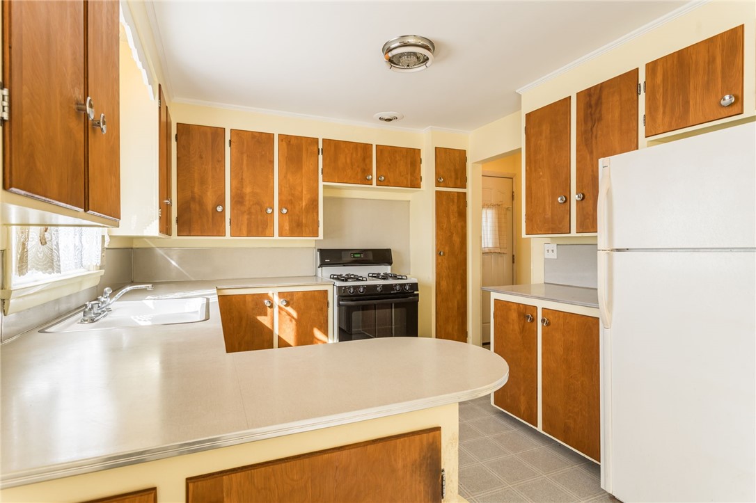 27 Angora Drive Irondequoit, NY 14617 - Photo 6 of 19 Gas oven range, refrigerator, washer & dryer will