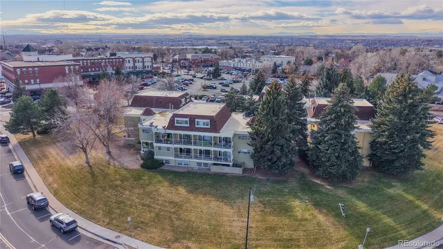 a sign that is sitting in front of a building