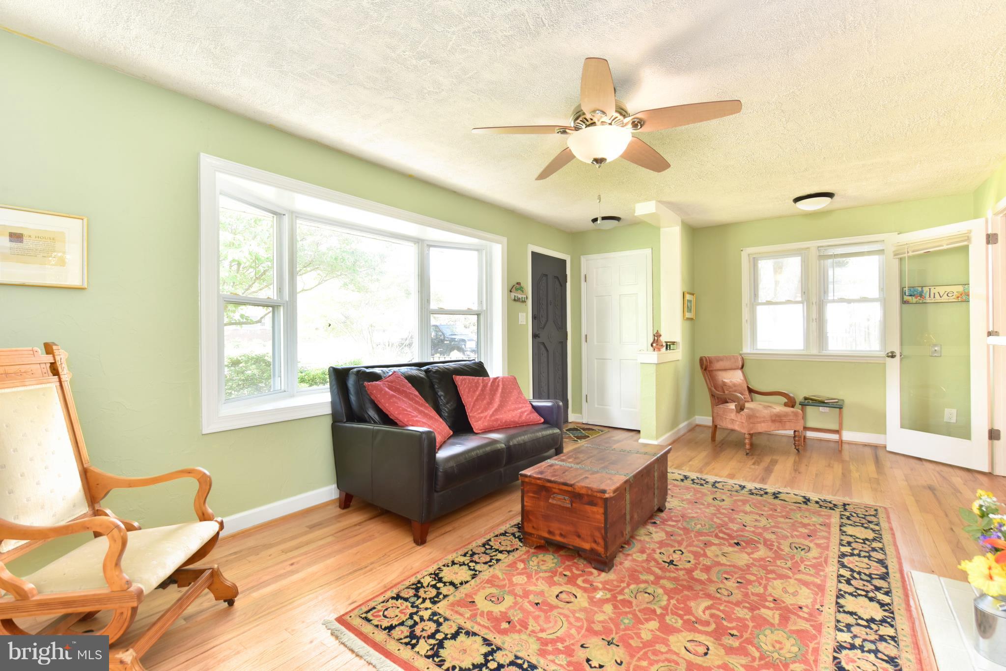 7923 Jackson Road Alexandria, VA 22308 - Photo 9 of 33 Living Room