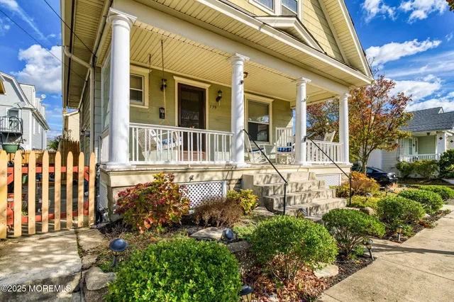 a view of an outdoor sitting area with porch