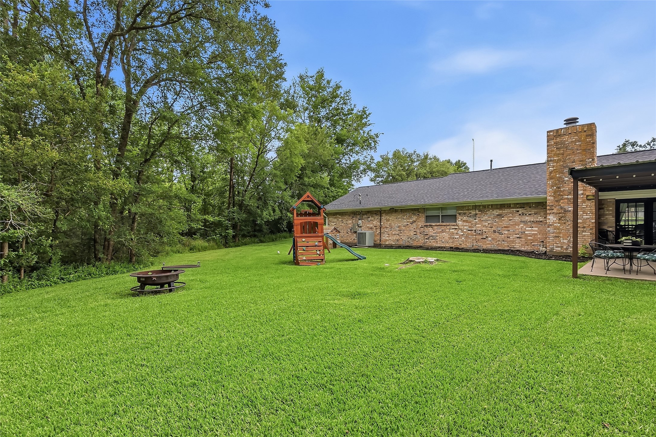 906 Standley Road Madisonville, TX 77864 - Photo 33 of 40 a backyard of a house with table and chairs