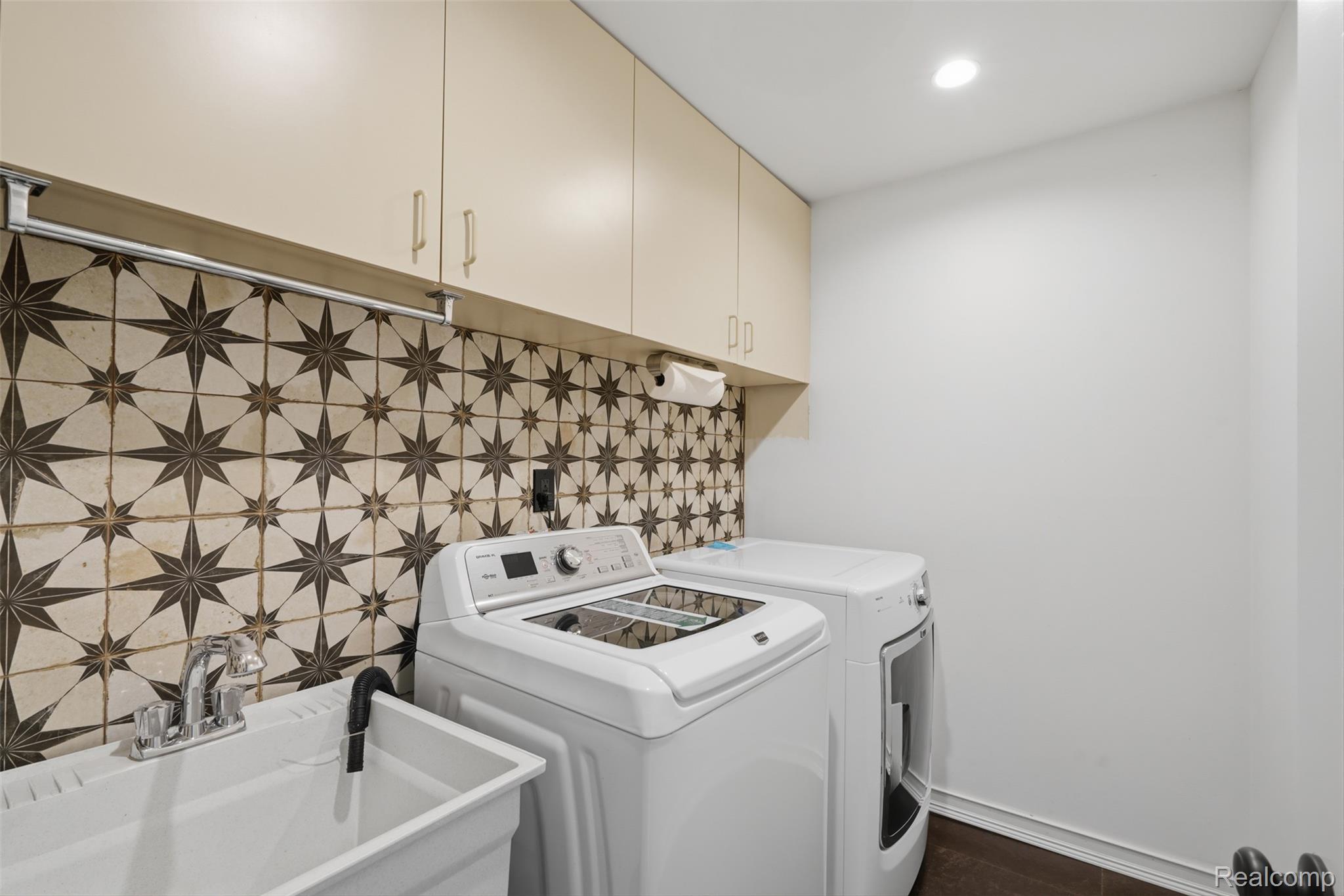 29726 Pine Ridge Circle Farmington, MI 48331 - Photo 21 of 40 Utility room with washer and dryer