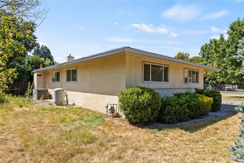 657 Villa Drive Chico, CA 95973 - Photo 40 of 40 a front view of house with yard
