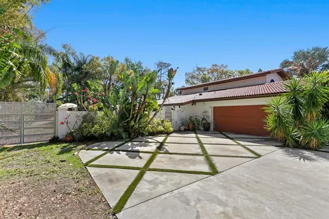 $850,000 | 7915 Flowerfield Drive, Tampa, FL 33615