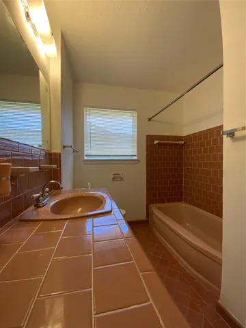 $1,900 | 405 Azalea Drive, Baytown, TX 77520