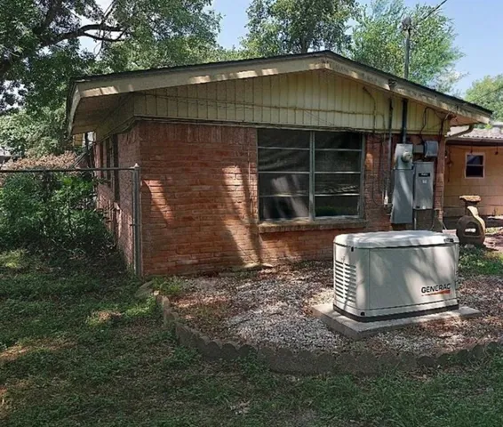 $1,900 | 405 Azalea Drive, Baytown, TX 77520