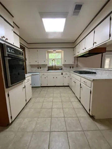 $1,900 | 405 Azalea Drive, Baytown, TX 77520