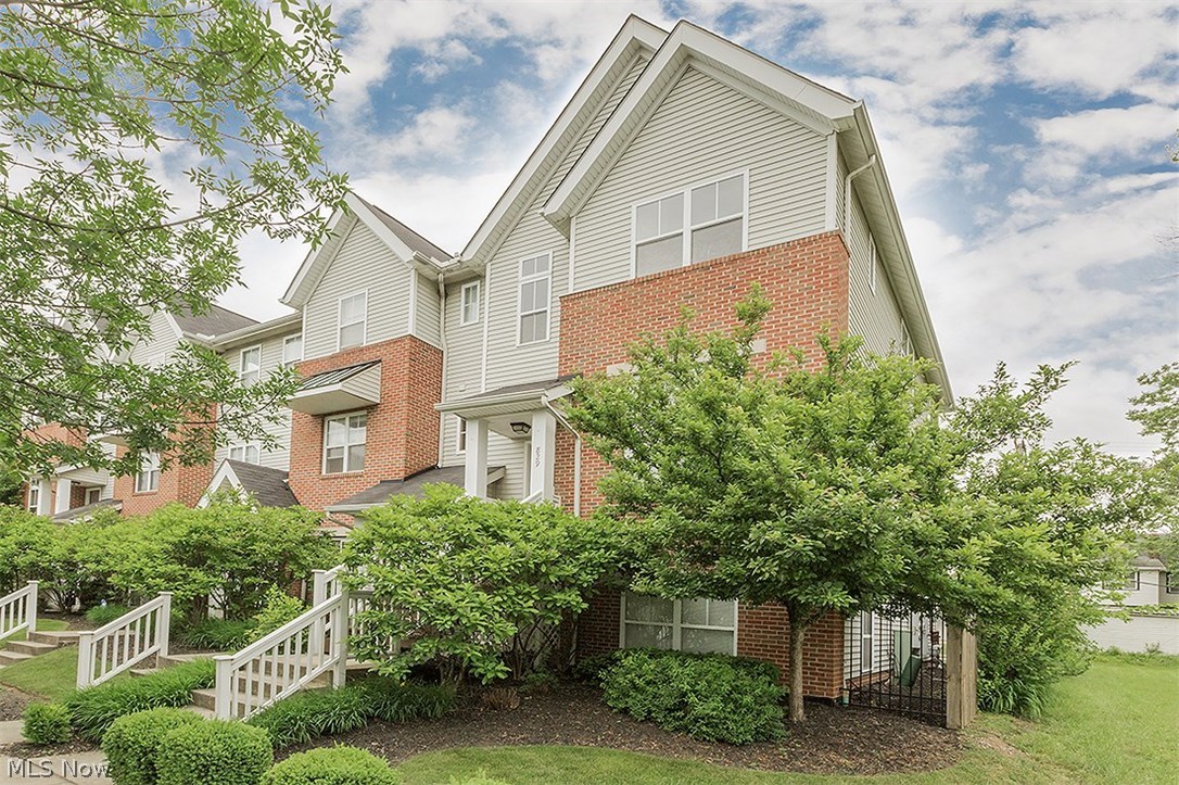 829 Nela View Road Cleveland Heights, OH 44112 - Photo 2 of 22 Large desirable end unit