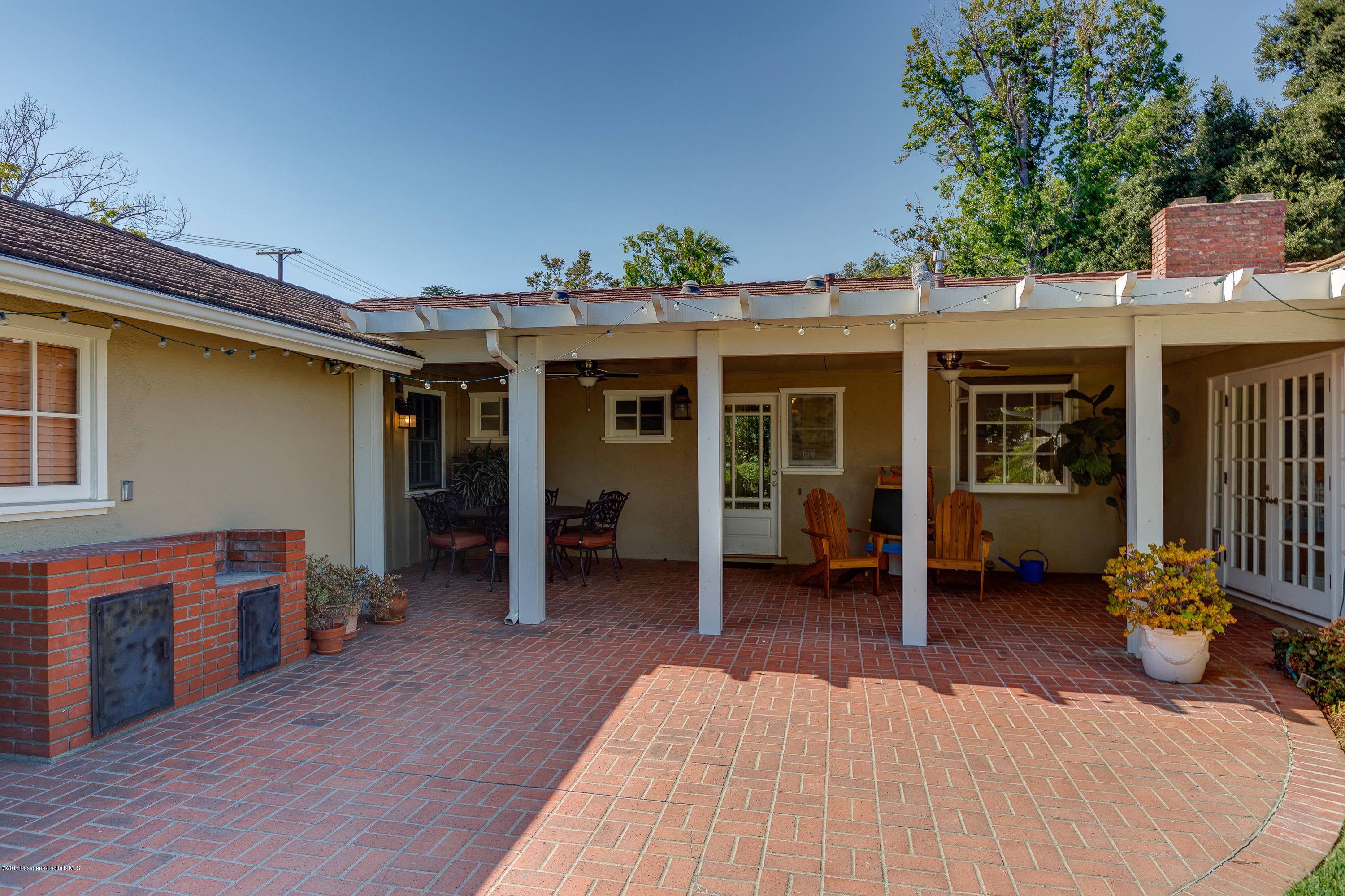 3740 Greenhill Road Pasadena, CA 91107 - Photo 19 of 23 a view of a chairs and table in a room