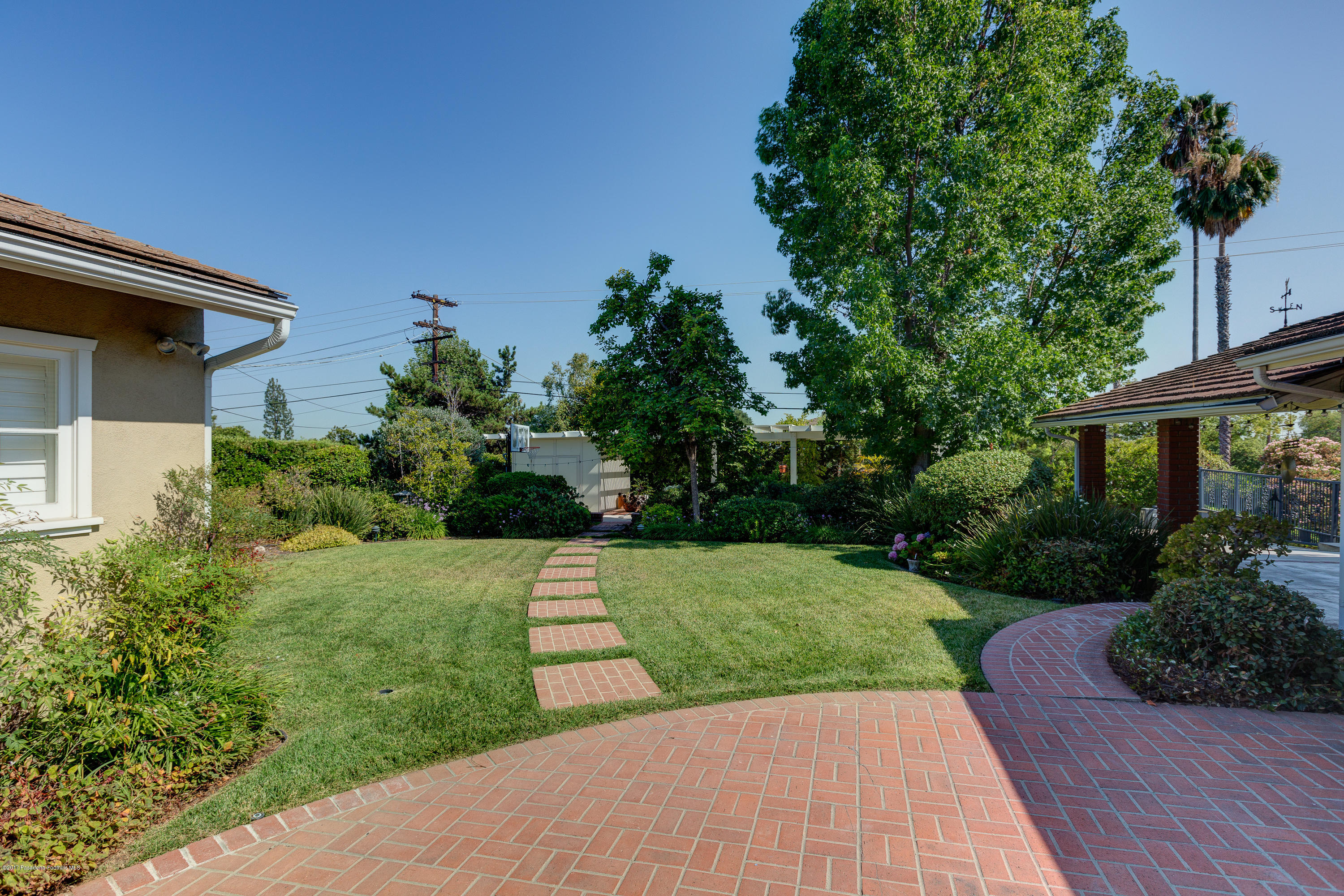 3740 Greenhill Road Pasadena, CA 91107 - Photo 20 of 23 a view of backyard with potted plants and a table