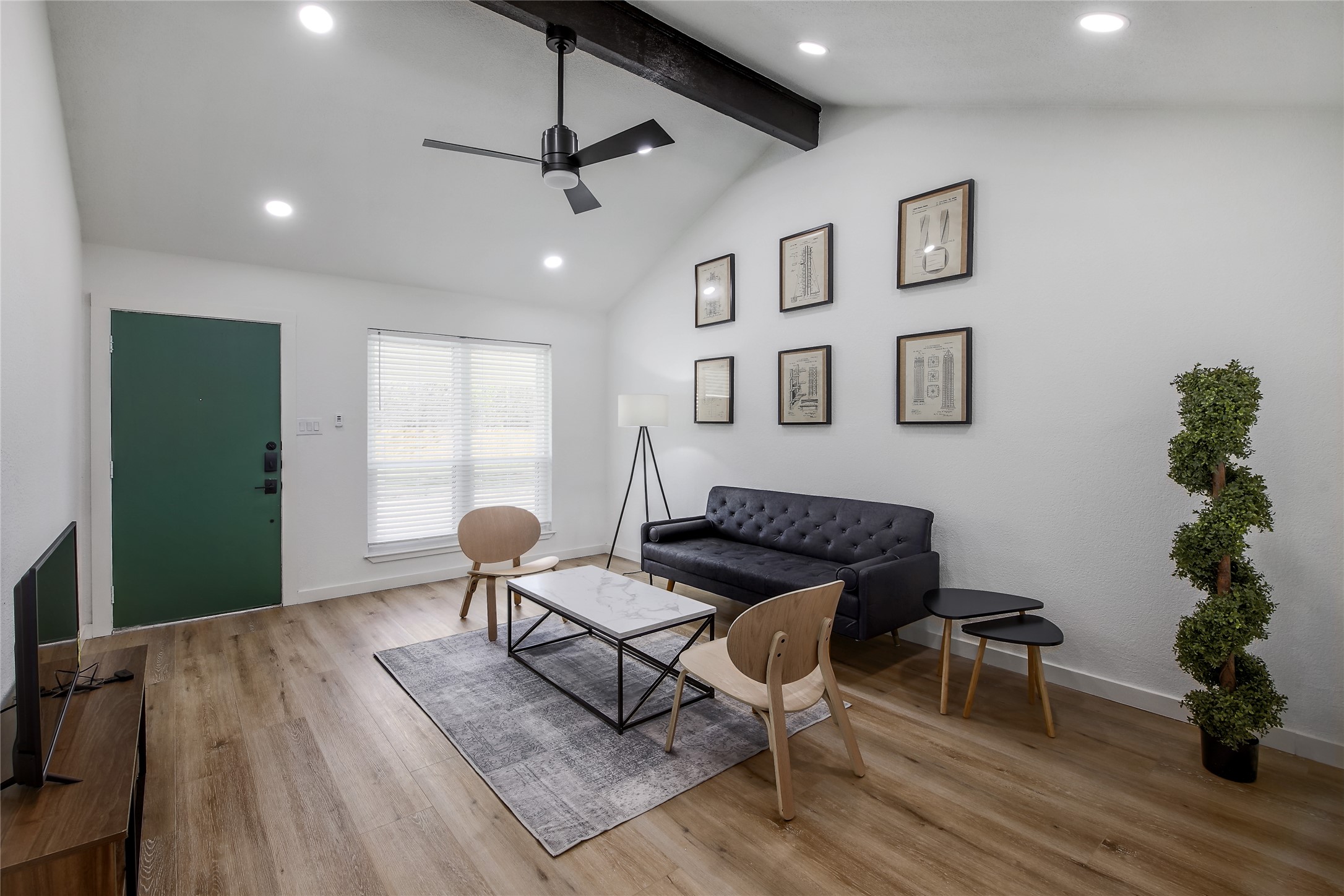 10509 Macmora Road, Unit B Austin, TX 78758 - Photo 5 of 19 a living room with furniture and a potted plant